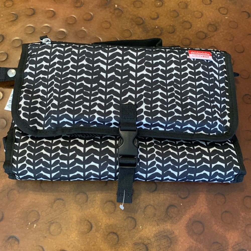 Skidaddle Polyester Portable Diaper Changing Pad, Black